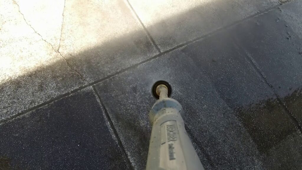 limpieza de la superficie de hormión para instalar el césped artificial