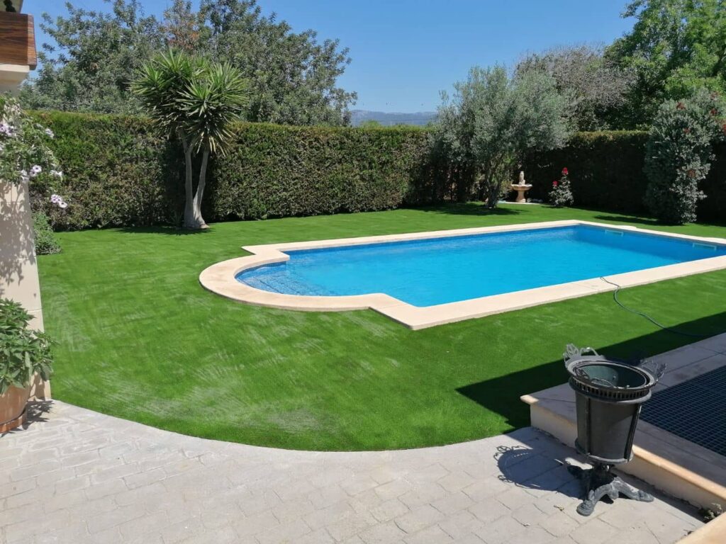 cesped-artificial-piscina