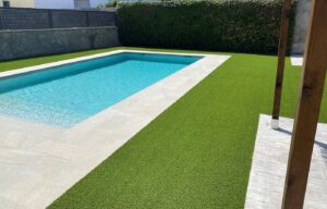 es seguro el césped artificial para piscinas